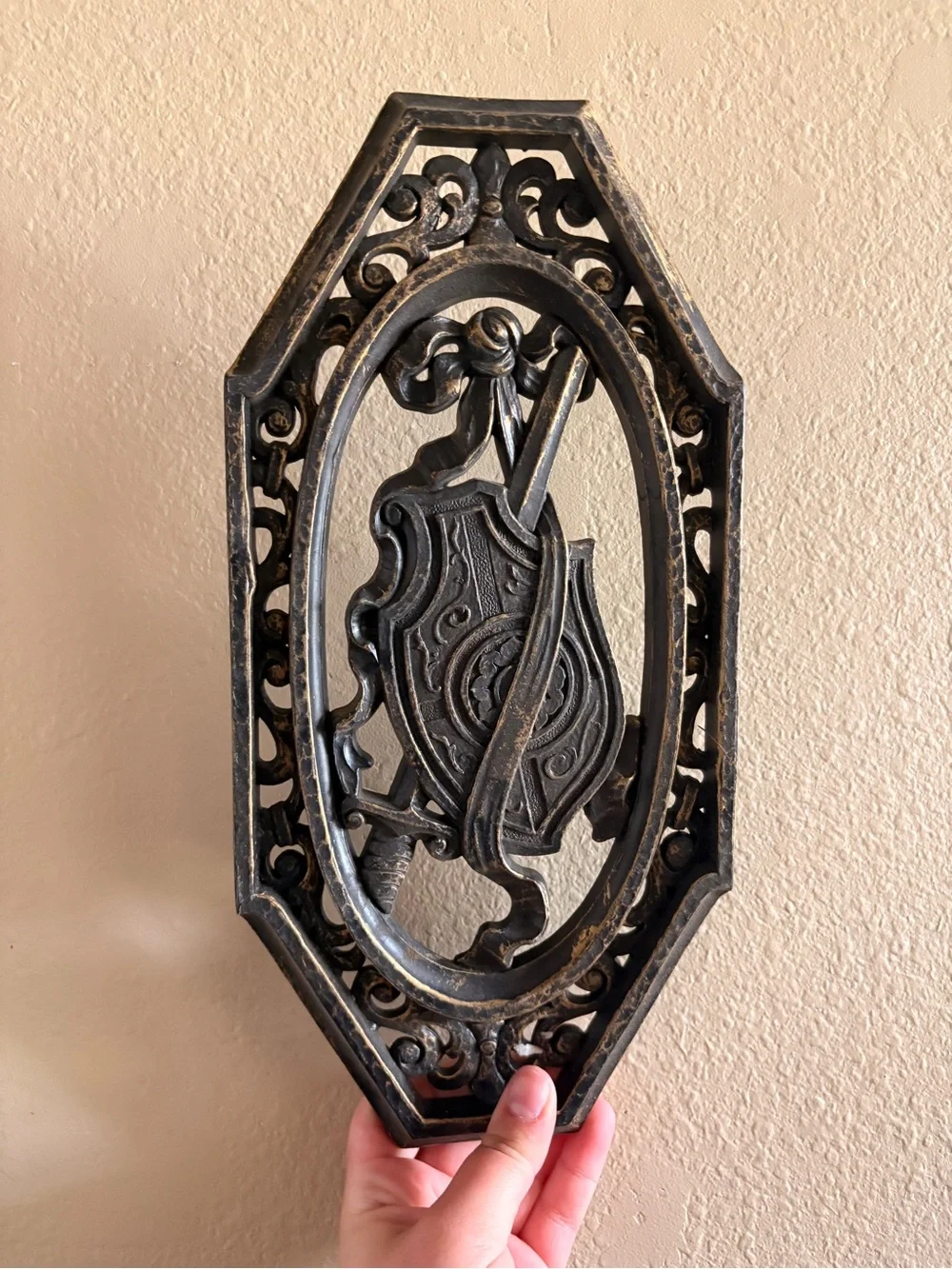 Antique-Style Black & Gold Wall Plaque - Ornamental Quiver Design